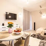 New Modern In The Old Town شقة *