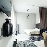 New Modern In The Old Town 公寓